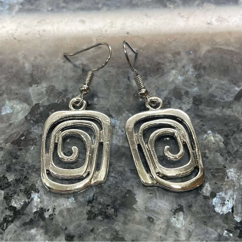 Silver spiral square geometric earrings / NWOT - Picture 2 of 3